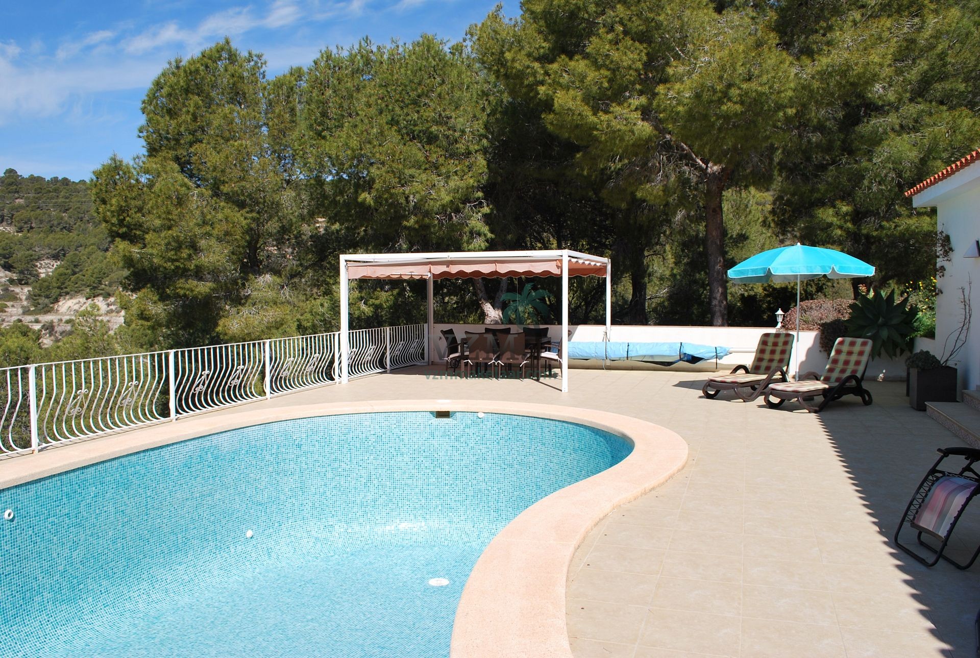 Op unieke locatie gelegen villa met fenomenaal mooi uitzicht - VZM Makelaar