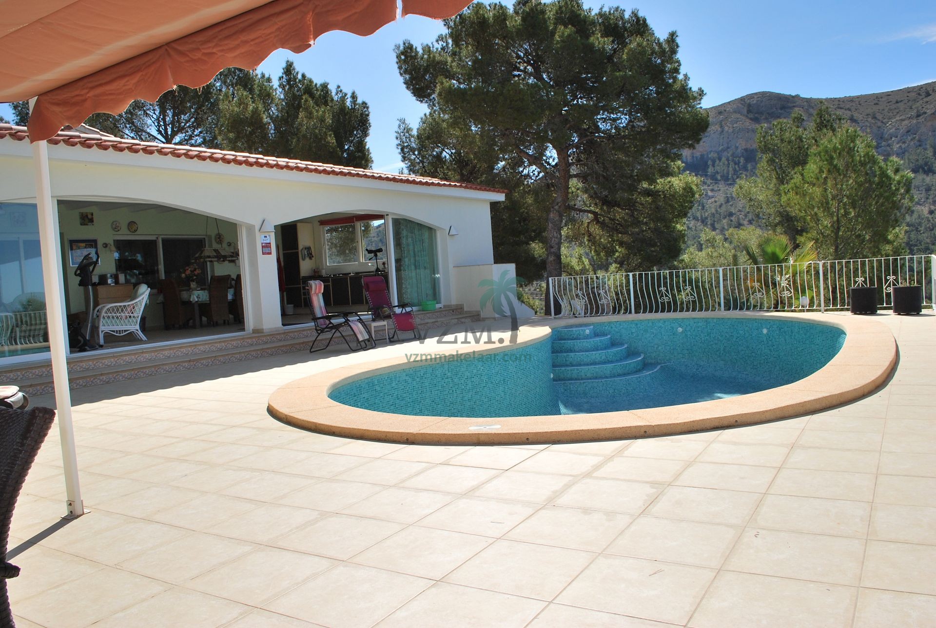 Op unieke locatie gelegen villa met fenomenaal mooi uitzicht - VZM Makelaar